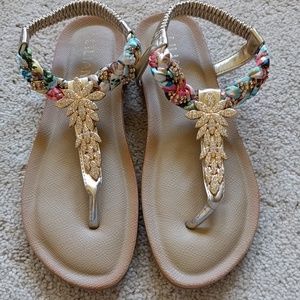 Sandals size 10 but fit size 9